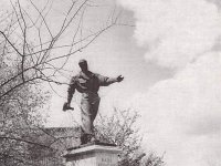 Tvornica 'Rade Končar', spomenik Radi Končaru djelo akademskog kipara Vanje Radauša prvotno postavljen ispred stare upravne zgrade u tvorničkom krugu 1952. godine.jpg